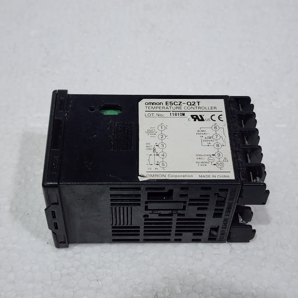 OMRON E5CZ-Q2T TEMPERATURE CONTROLLER 100-240V