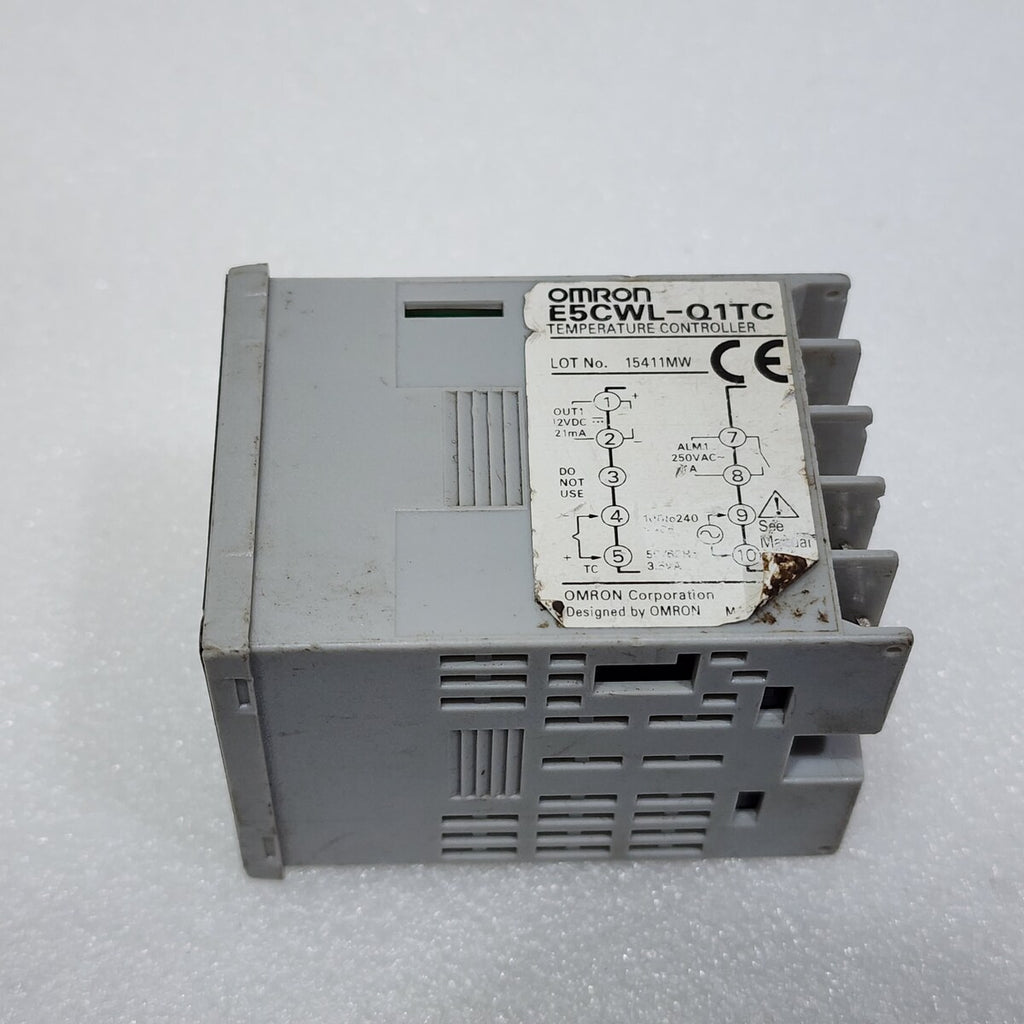 OMRON E5CWL-Q1TC TEMPERATURE CONTROLLER 100-240V LOT OF 3 UNIT