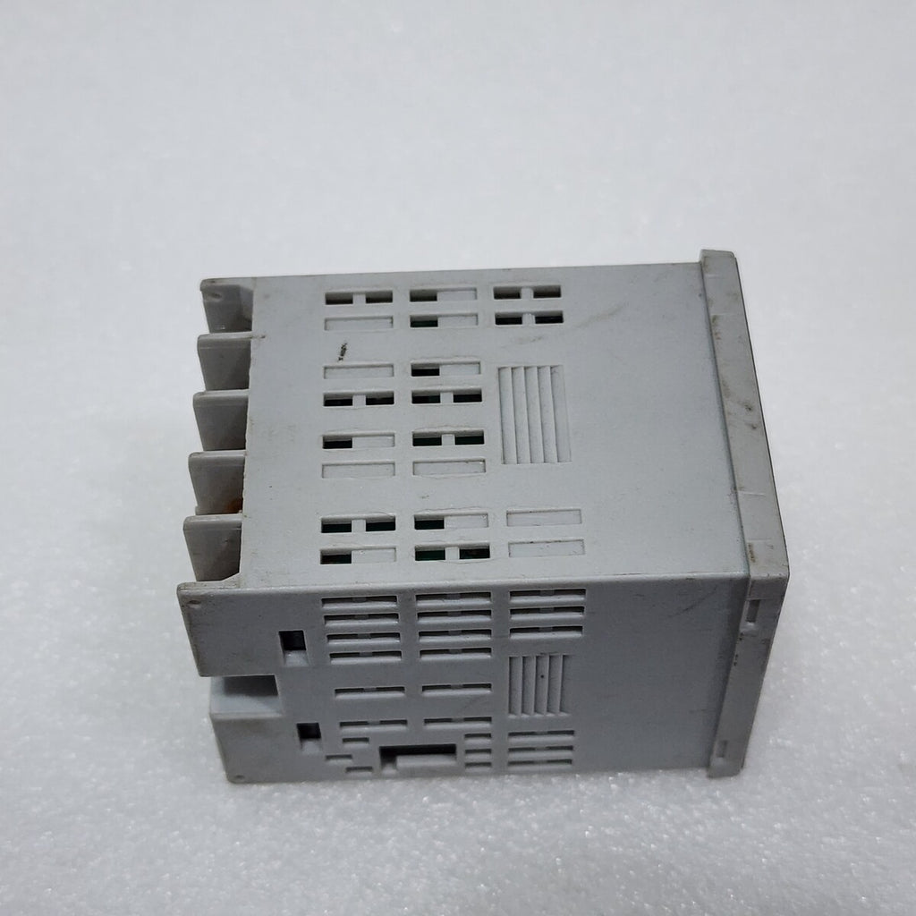 OMRON E5CWL-Q1TC TEMPERATURE CONTROLLER 100-240V LOT OF 3 UNIT