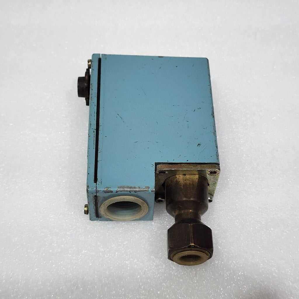 TELEMECANIQUE XMJ-A300 PRESSURE SWITCH 300 BAR