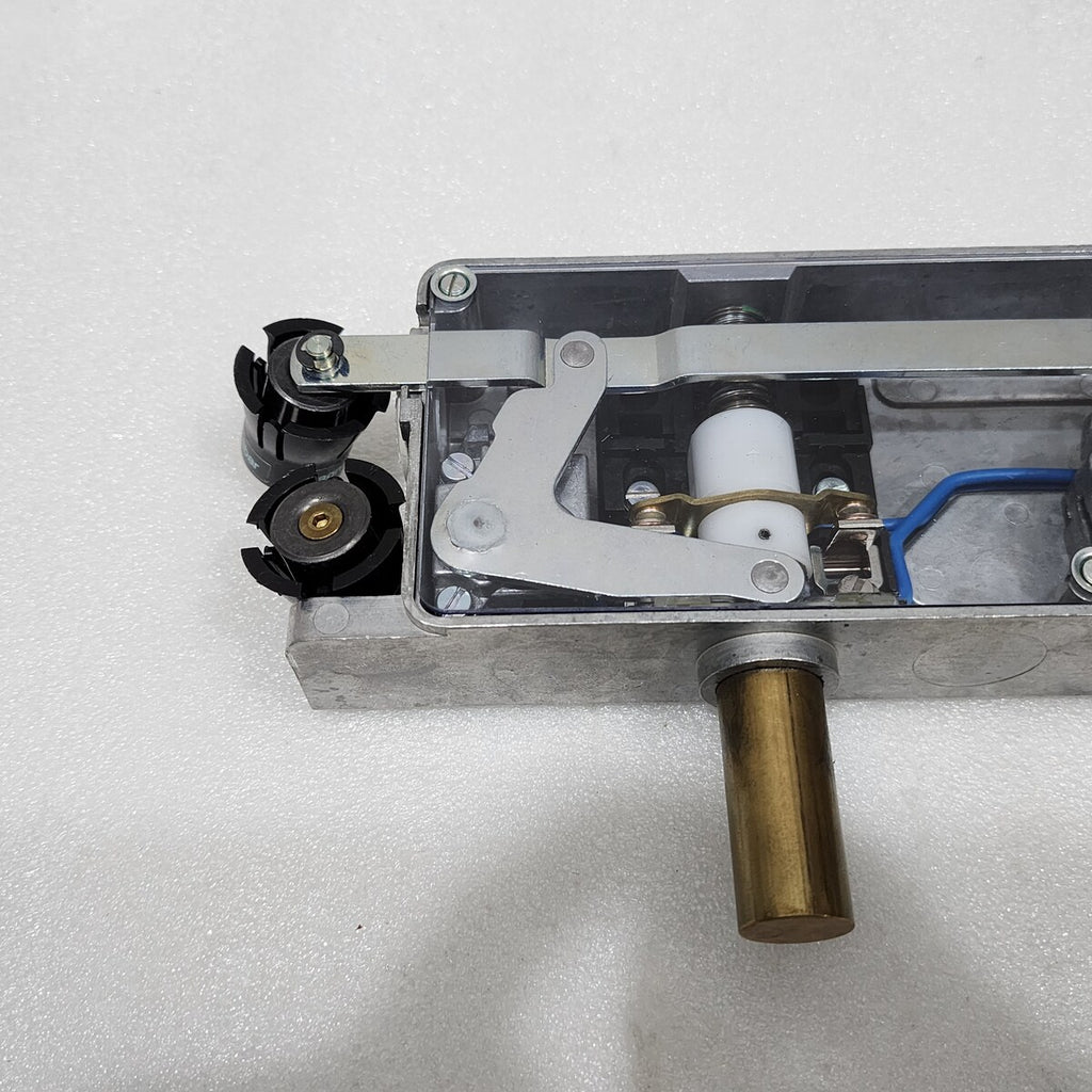 SCHMERSAL  AV 28LKE1 X25 0.A LIFT SWITCHGEAR DOOR LOCKING DEVICE 103007406