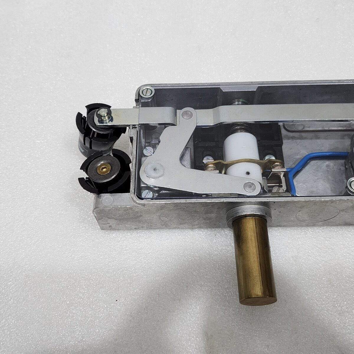 SCHMERSAL  AV 28LKE1 X25 0.A LIFT SWITCHGEAR DOOR LOCKING DEVICE 103007406