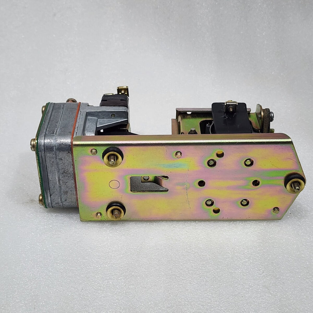 SQUARE D 9050 B01E SERIES E PNEUMATIC TIMING RELAY  COIL VOLTAGE 110-120V