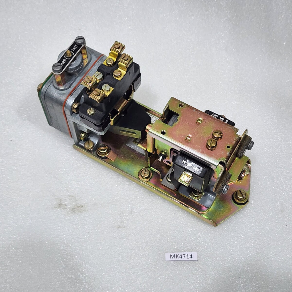 SQUARE D 9050 B01E SERIES E PNEUMATIC TIMING RELAY  COIL VOLTAGE 110-120V
