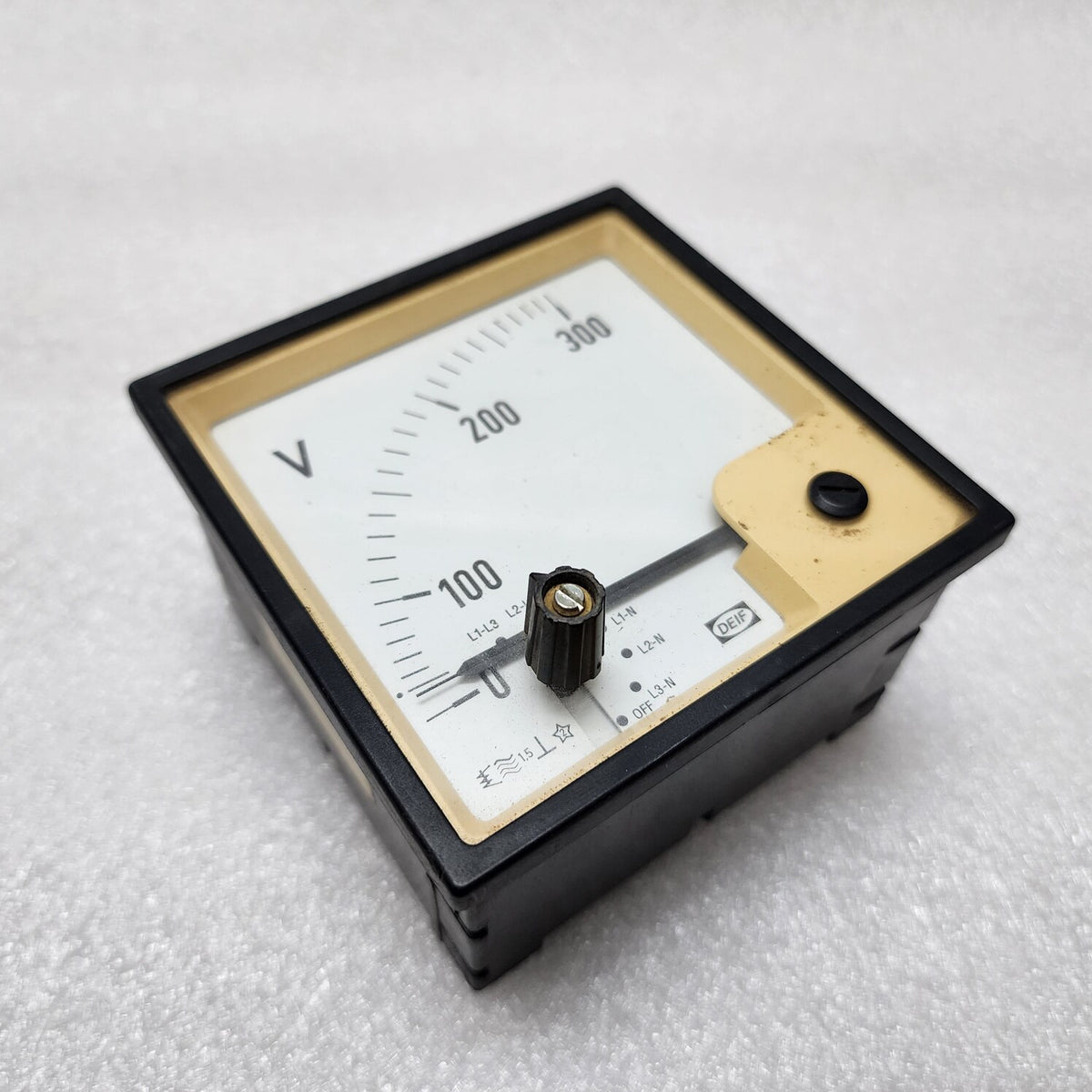 DEIF VOLT METER SCALE 0-300V EQ96-SW