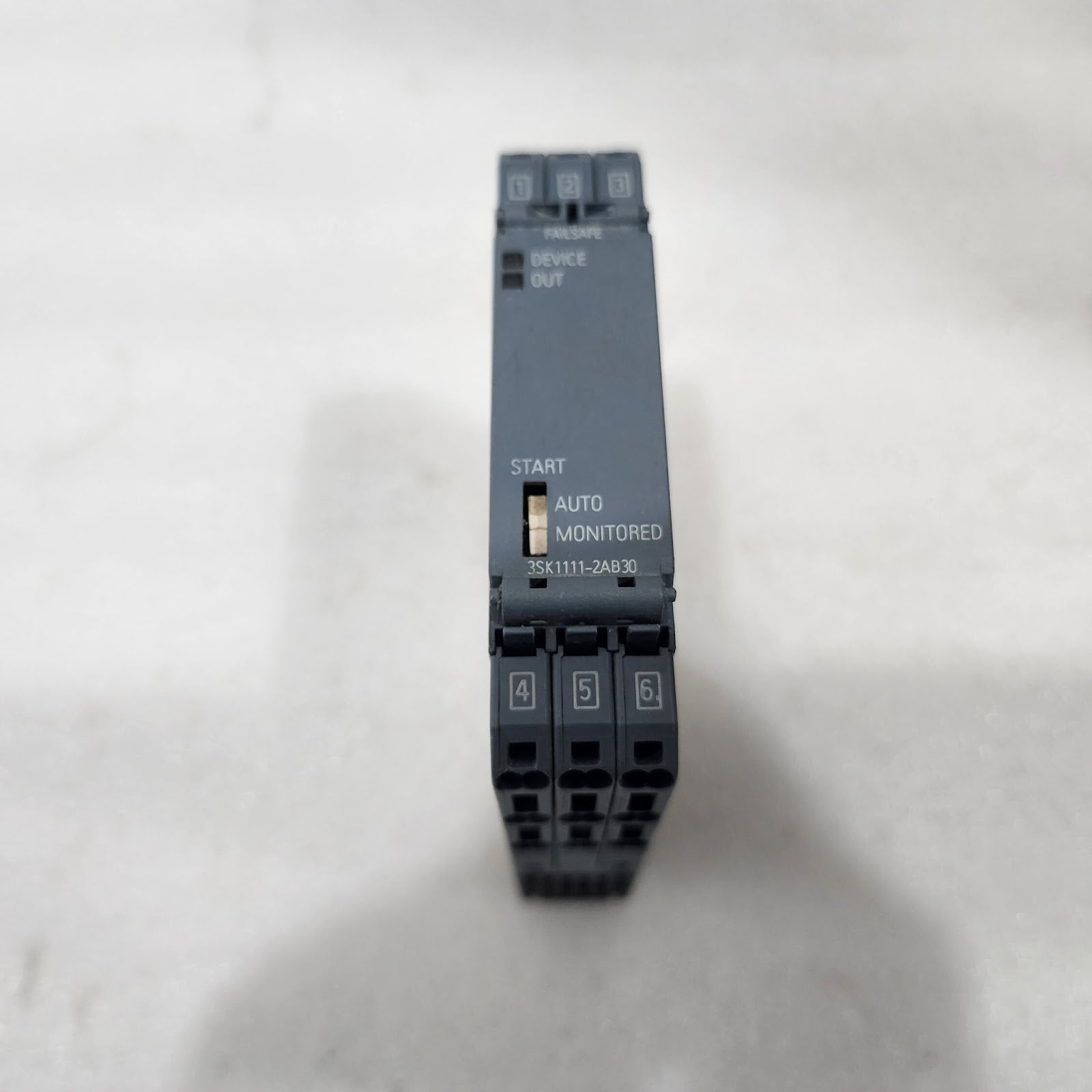 SIEMENS 3SK1111-2AB30 SINGLE CHANNEL SAFETY RELAY  24VAC-DC