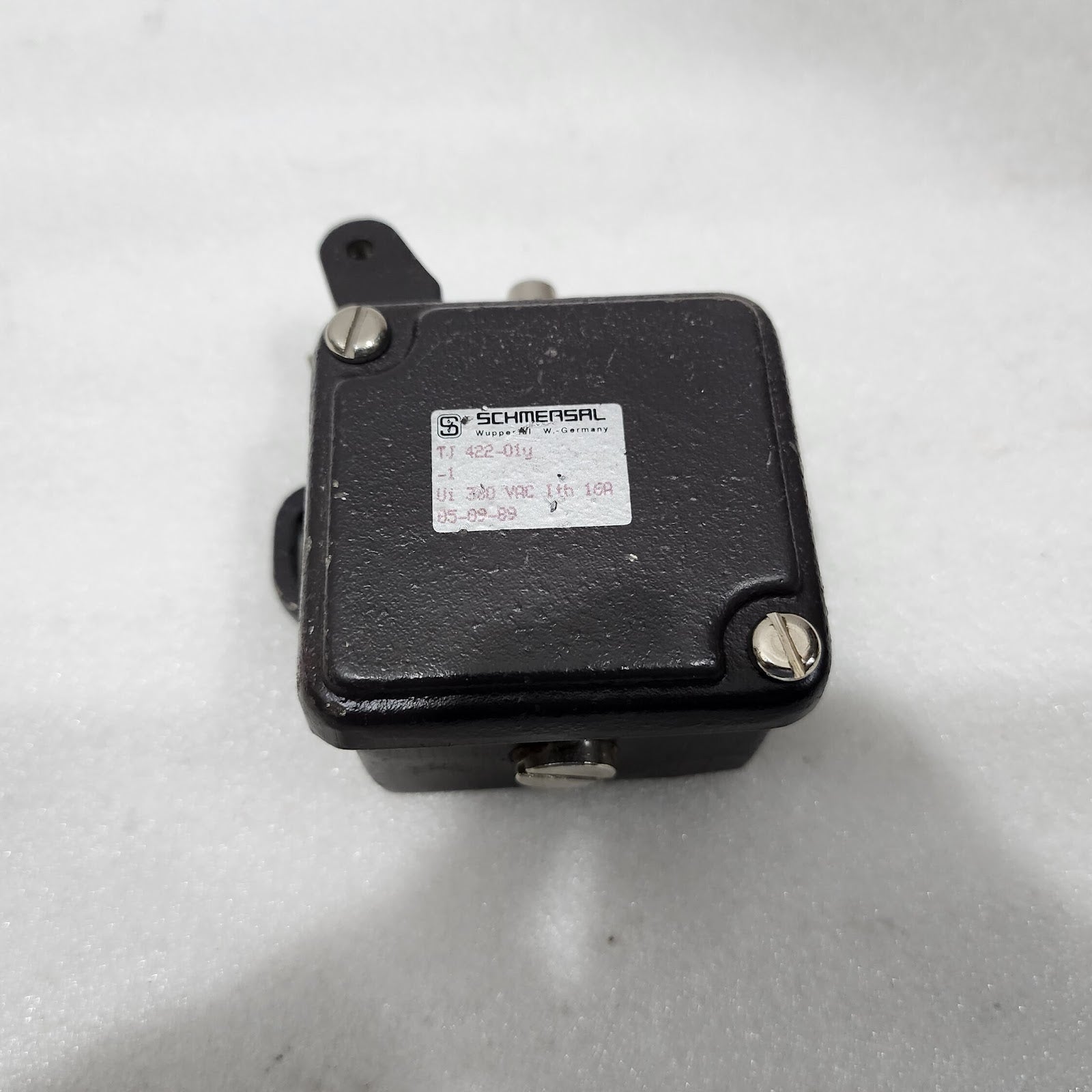 SCHMERSAL TJ 422-01Y OFF SET POSITION SWITCH 380VAC 16A
