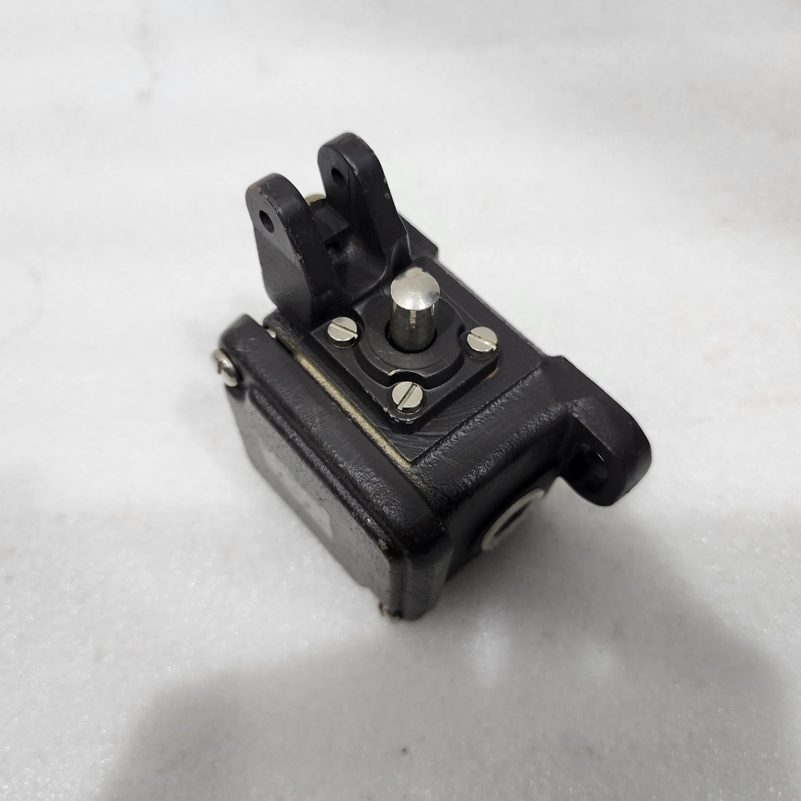 SCHMERSAL TJ 422-01Y OFF SET POSITION SWITCH 380VAC 16A
