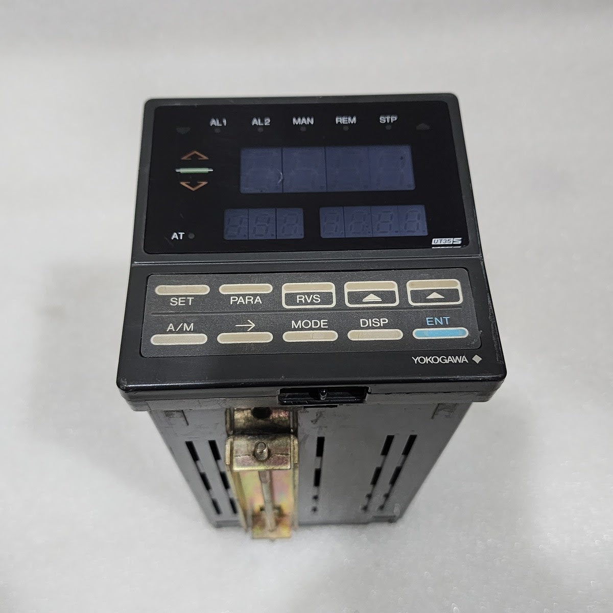 YOKOGAWA UT 35 TEMPERATURE CONTROLLER 90-250V
