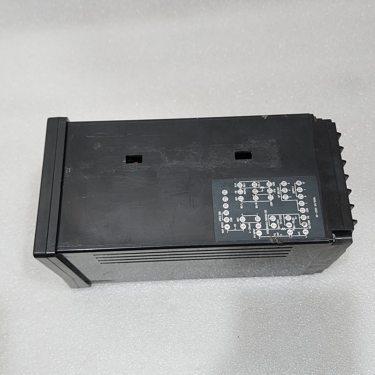 YOKOGAWA UT 35 TEMPERATURE CONTROLLER 90-250V