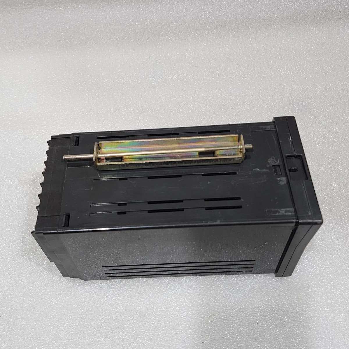 YOKOGAWA UT 35 TEMPERATURE CONTROLLER 90-250V