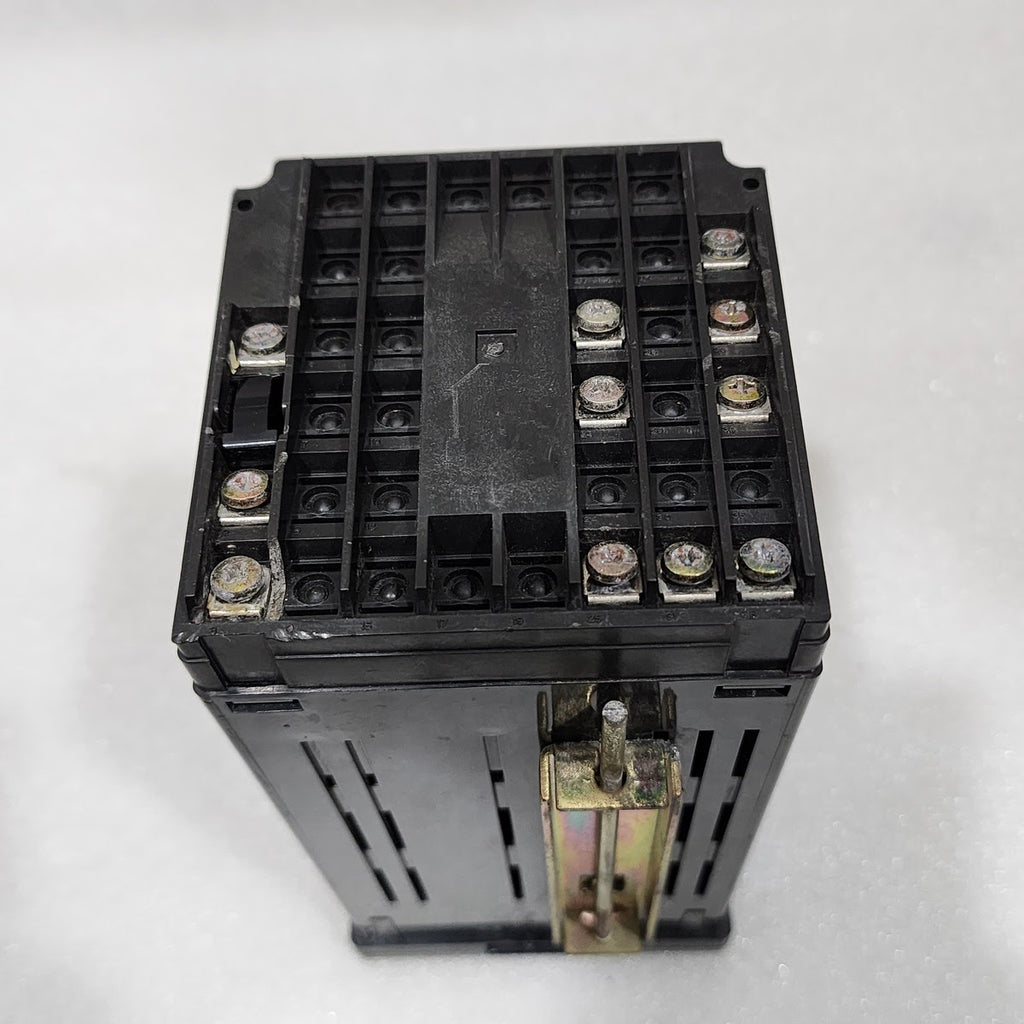 YOKOGAWA UT 35 TEMPERATURE CONTROLLER 90-250V