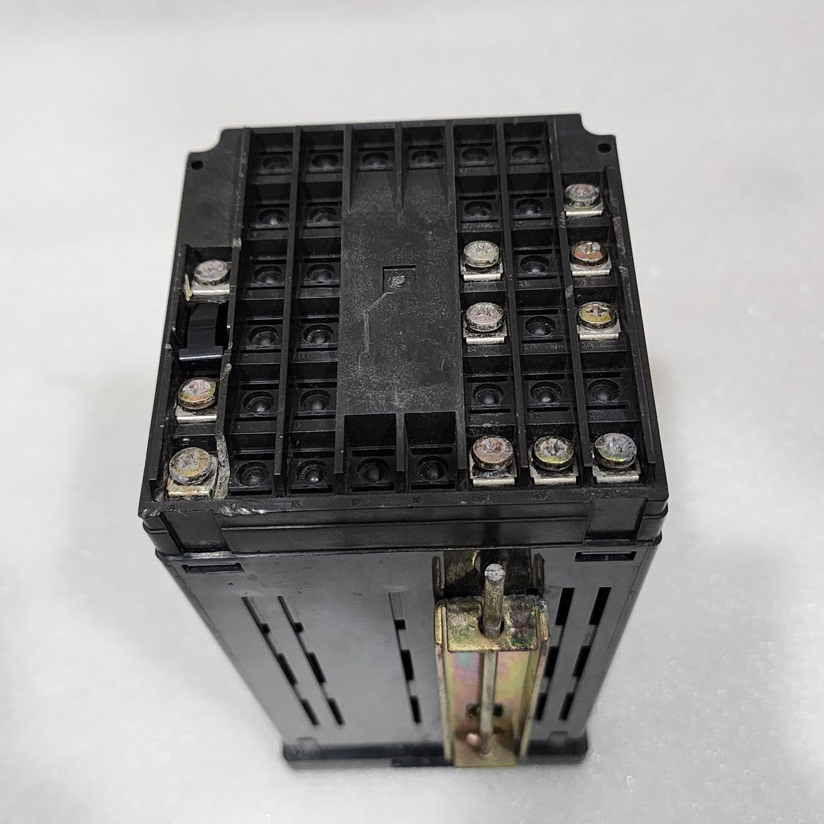 YOKOGAWA UT 35 TEMPERATURE CONTROLLER 90-250V