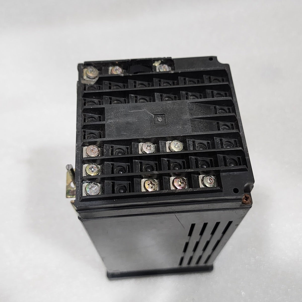 YOKOGAWA UT 35 TEMPERATURE CONTROLLER 90-250V