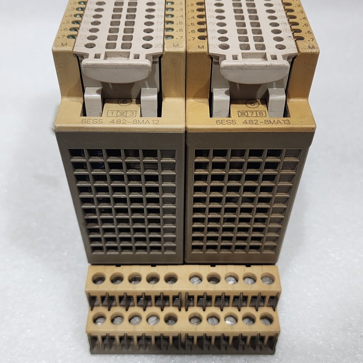 SIEMENS 6ES5 482-8MA12 DIGITAL INPUT/OUTPUT MODULE 6ES5 482-8MA13