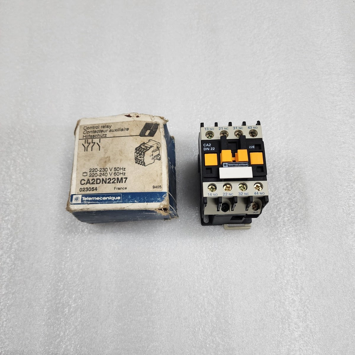 TELEMECANIQUE CA2DN22M7 CONTROL RELAY 023054 COIL VOLTAGE 220-230V