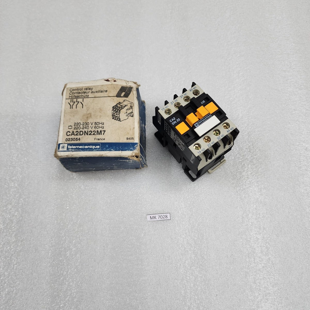 TELEMECANIQUE CA2DN22M7 CONTROL RELAY 023054 COIL VOLTAGE 220-230V