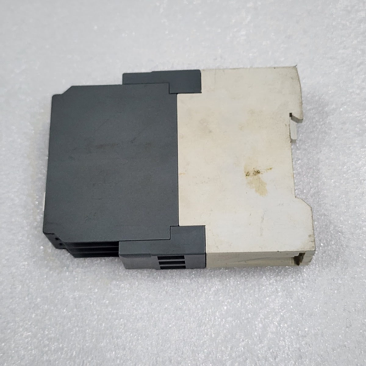 ABB CT-AHS.22 OFF DELAY WITH AUX VOLTAGE TIME RELAY 1SVR630110R3300