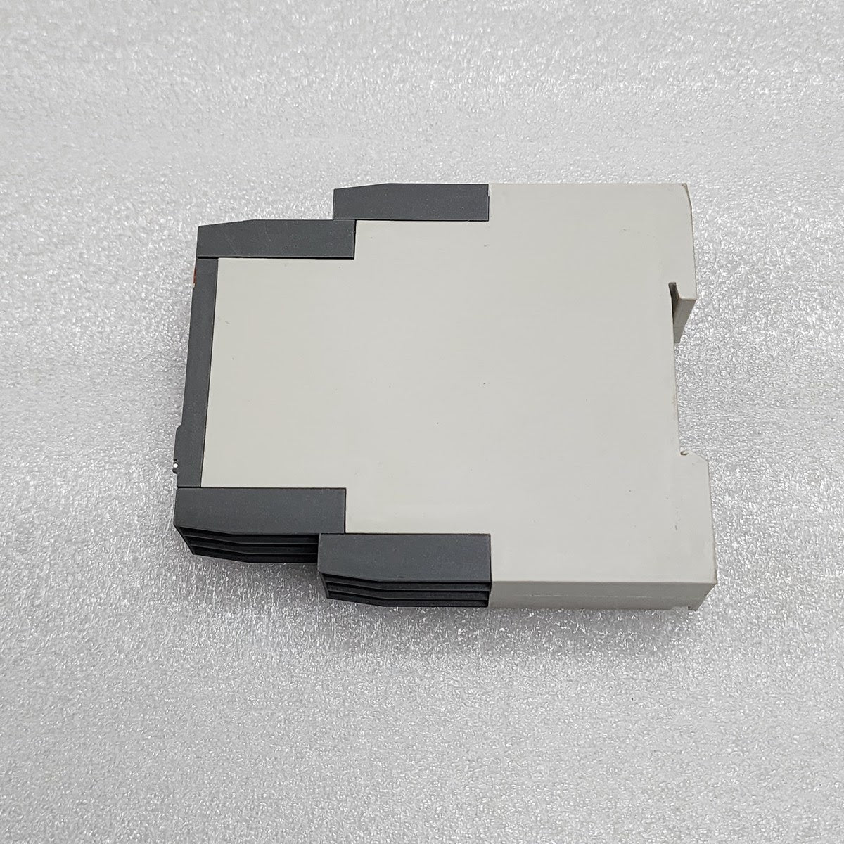 ABB CM-SRS.22S OVER-UNDER CURRENT RMS MONITORING RELAY 1SVR730840R0500