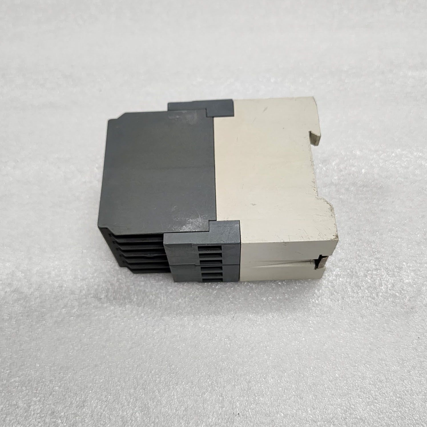 ABB CM-KRN CONTACT PROTECTION MONITORING RELAY 1SVR450091R0000 220-240V