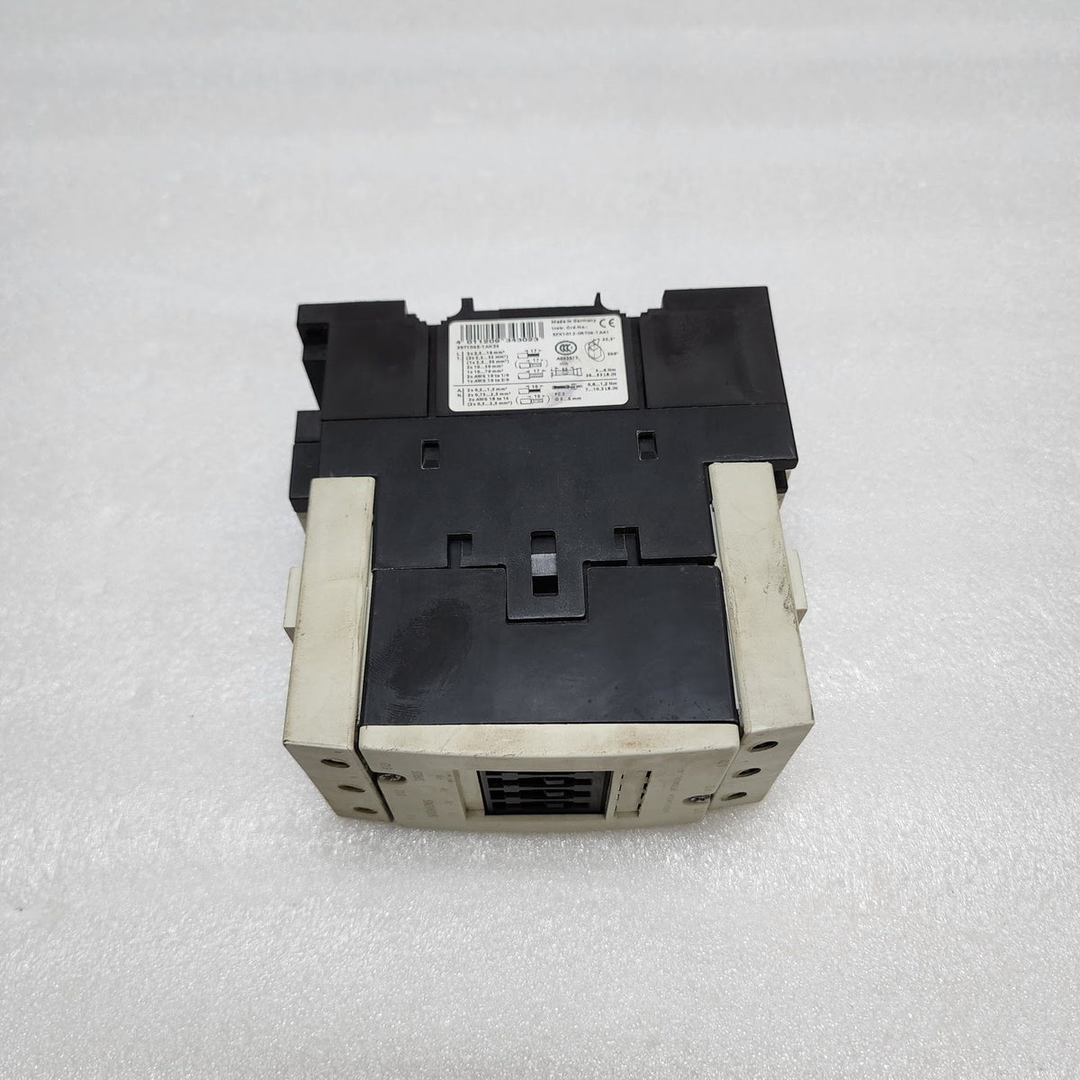 SIEMENS 3RT1045-1A 3-POLE CONTACTOR COIL VOLTAGE 220V