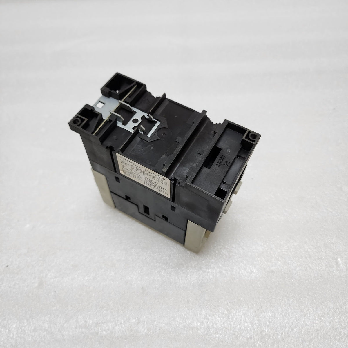 SIEMENS 3RT1045-1A 3-POLE CONTACTOR COIL VOLTAGE 220V