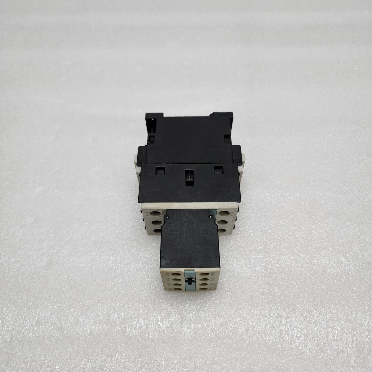 SIEMENS 3RT1024-1A CONTACTOR COIL VOLTAGE 230V AUX 3RH1921-1HA22