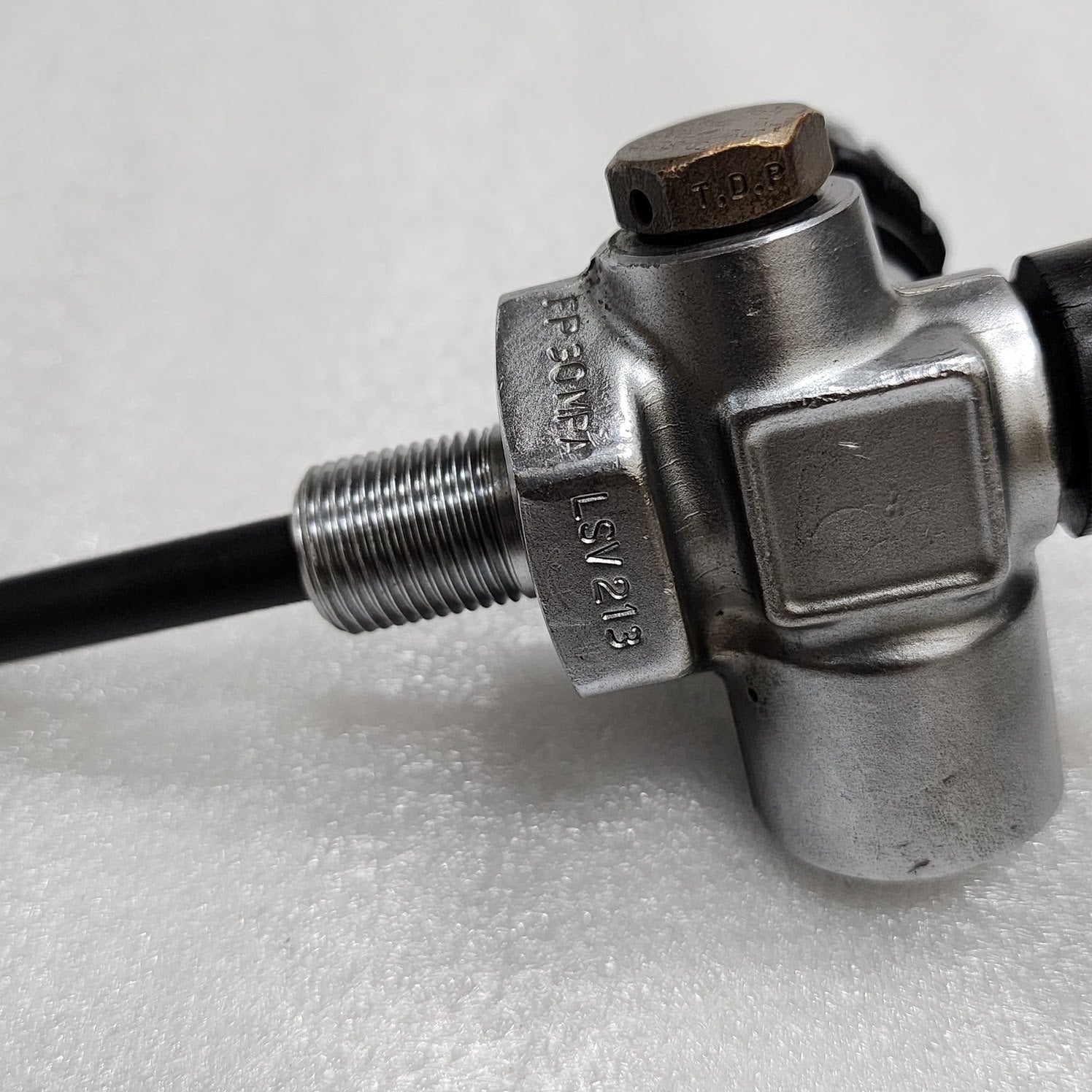DRAGER AUSTRALIAN BREATHING AIR CYLINDER VALVE 300 BAR THREAD M18