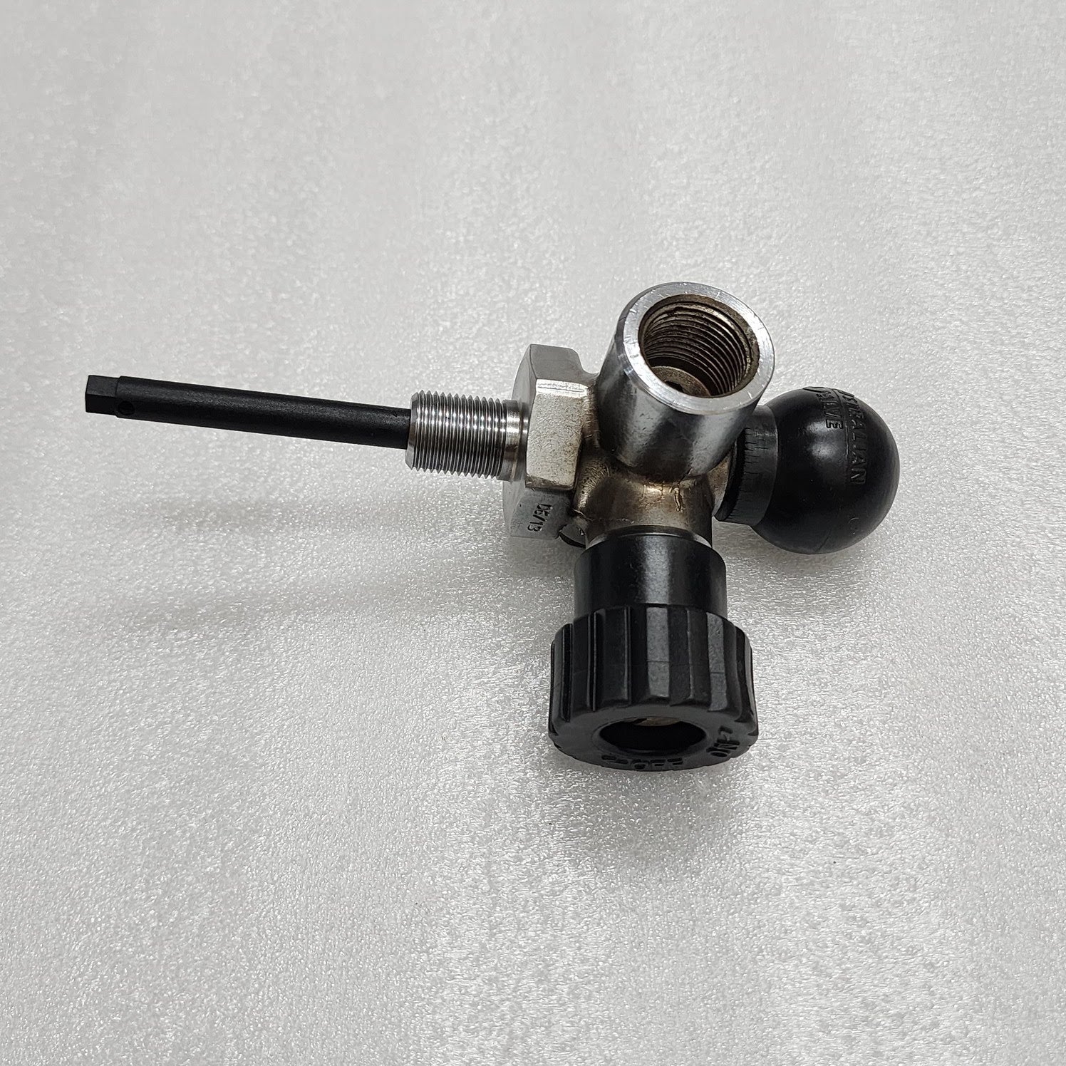 DRAGER AUSTRALIAN BREATHING AIR CYLINDER VALVE 300 BAR THREAD M18