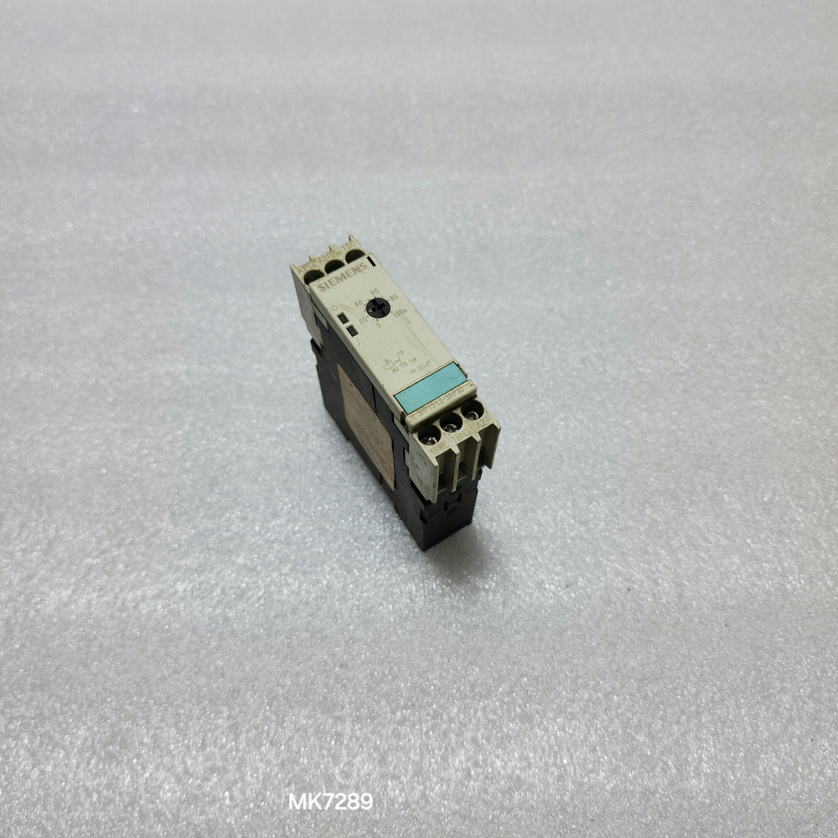 SIEMENS 3RP1513-1AP30 TIMER RELAY 200-240V/24VAC-DC
