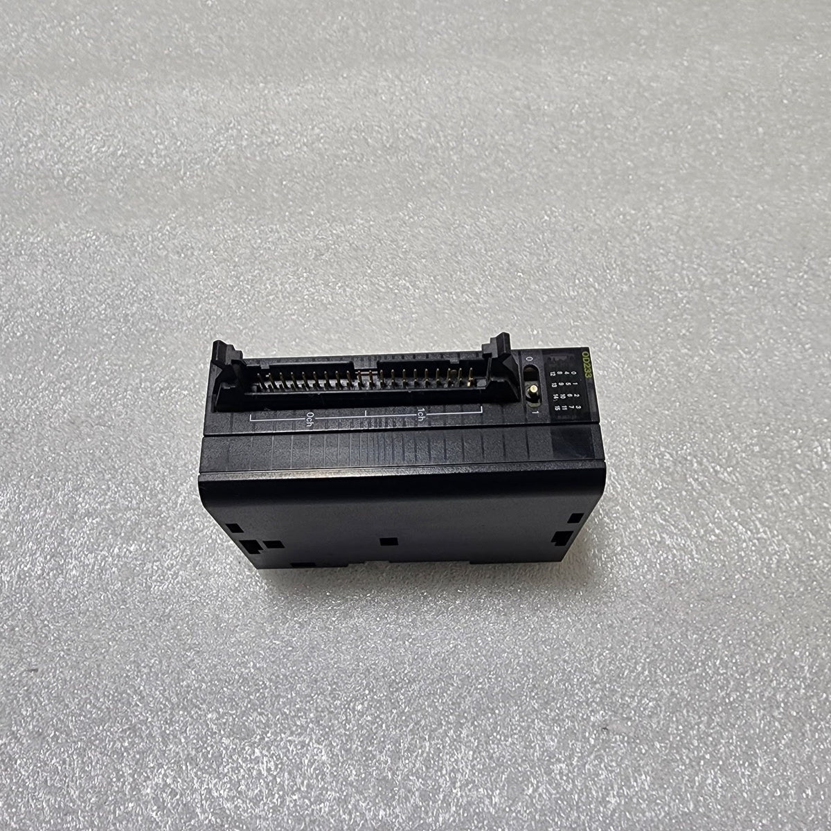 OMRON CJ1W-OD233 OUTPUT UNIT