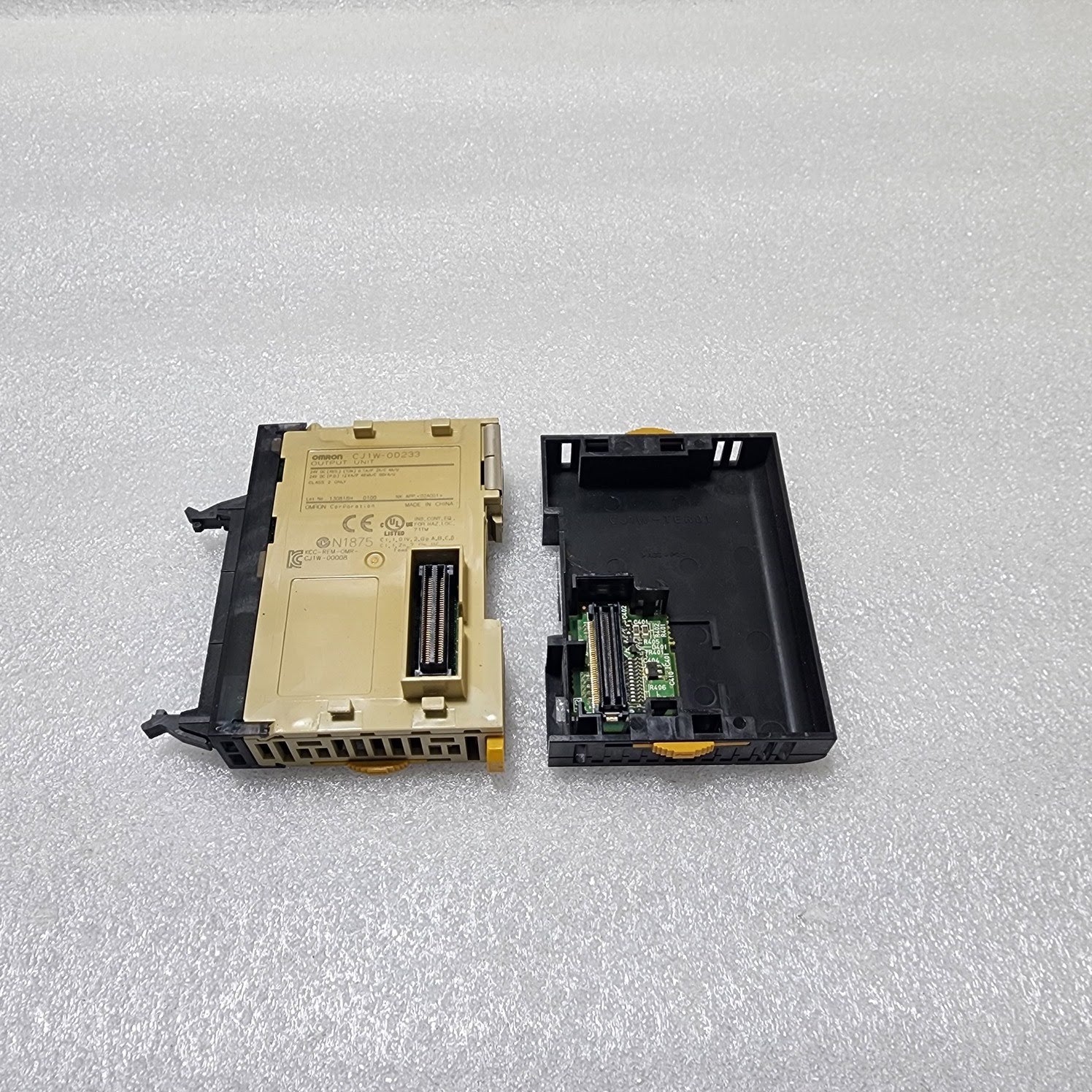OMRON CJ1W-OD233 OUTPUT UNIT