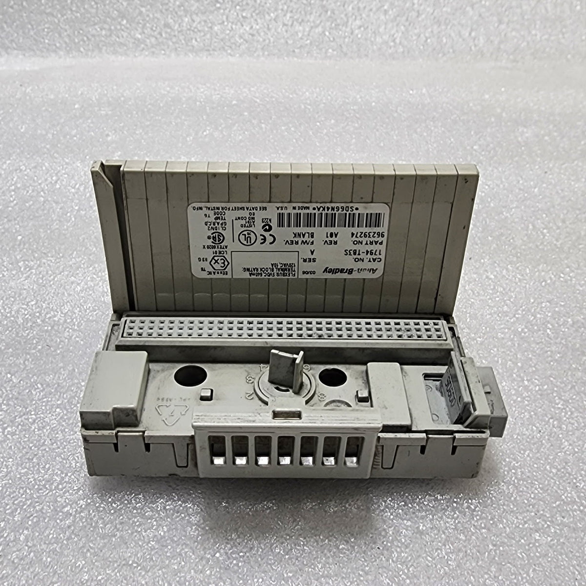ALLEN BRADLEY CAT 1794-IE8 SER B 96235877 1794-TB3S