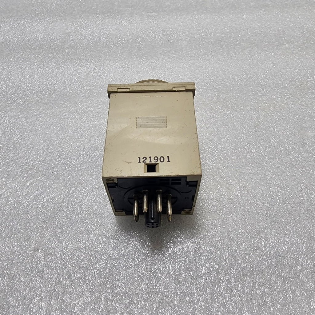 OMRON H3CR-A8  MULTIFUNCTION TIMER 100-240VAC LOT OF 8 UNIT