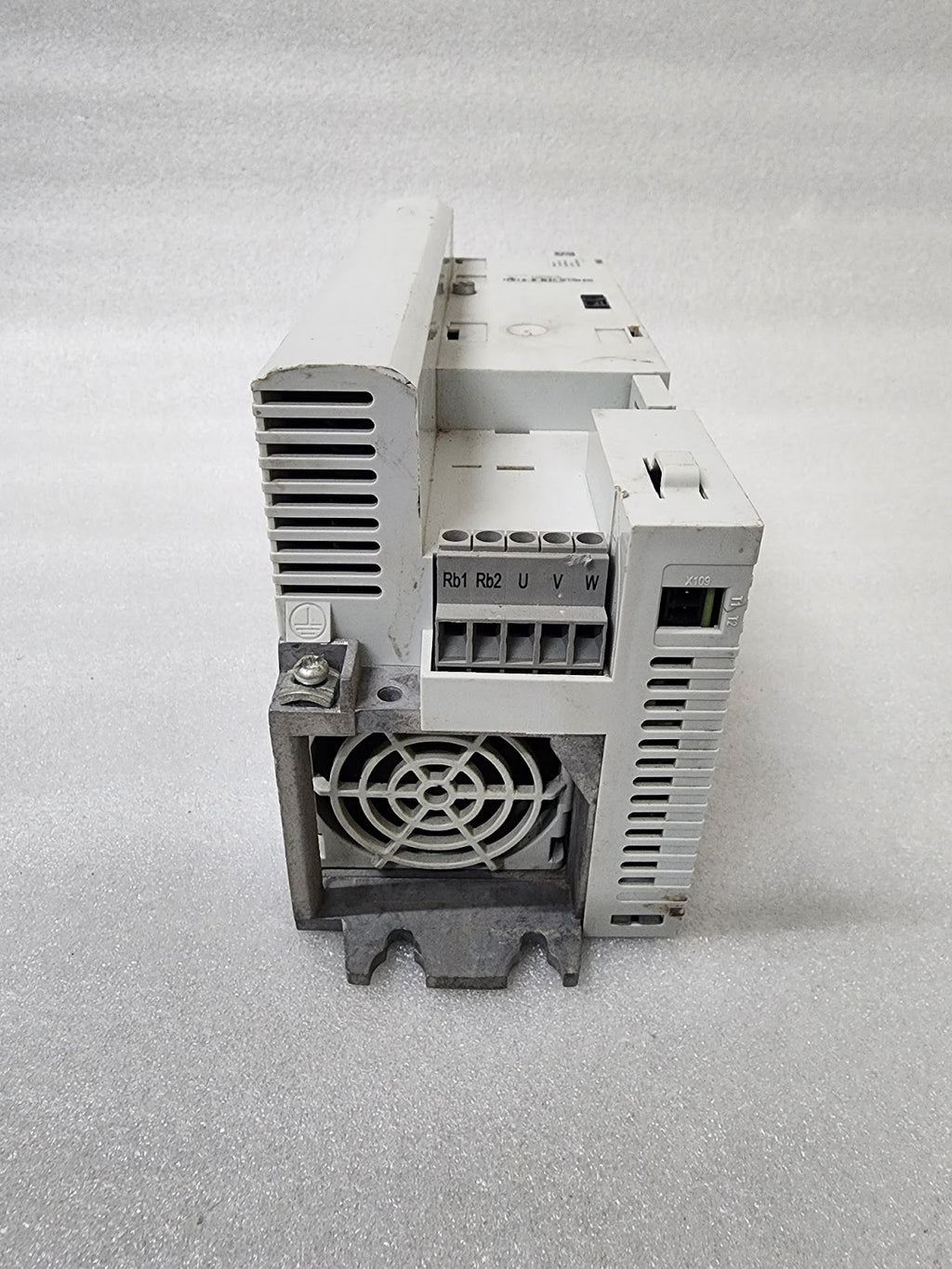 LENZE I5DAE255F10V10000S INVERTER DRIVE 5.5KW/7.5HP 0-400/480VAC MADE IN GERMANY