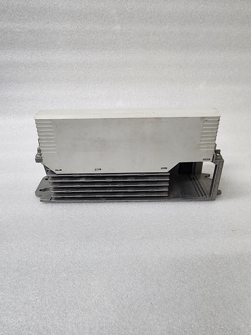 LENZE I55BE240F10V11000S INVERTER DRIVE 4KW/5HP 0-400/480V
