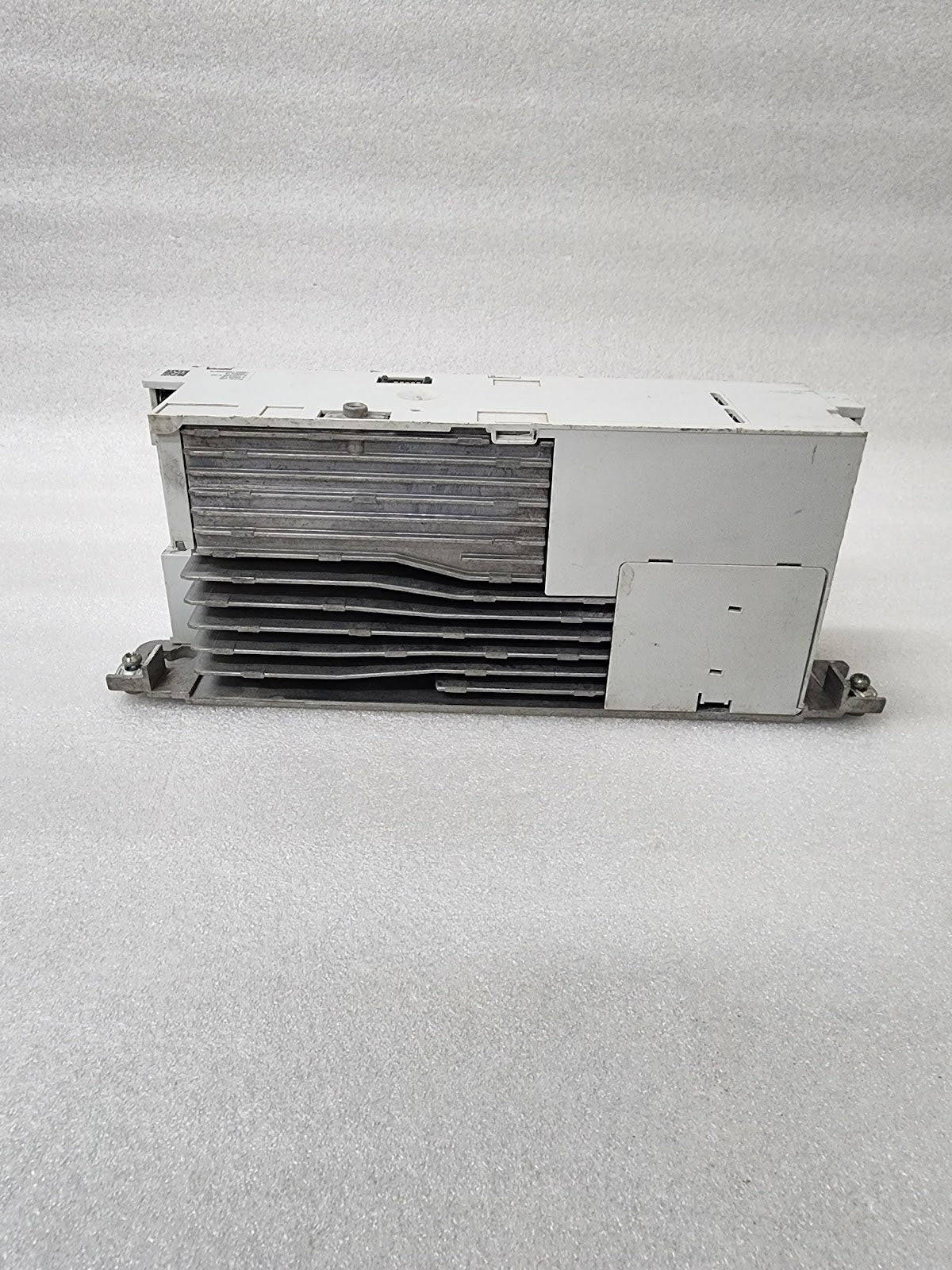 LENZE I51BE240F10V10000S INVERTER DRIVE 4KW/5HP 0-400/480V 9.5/8.2A