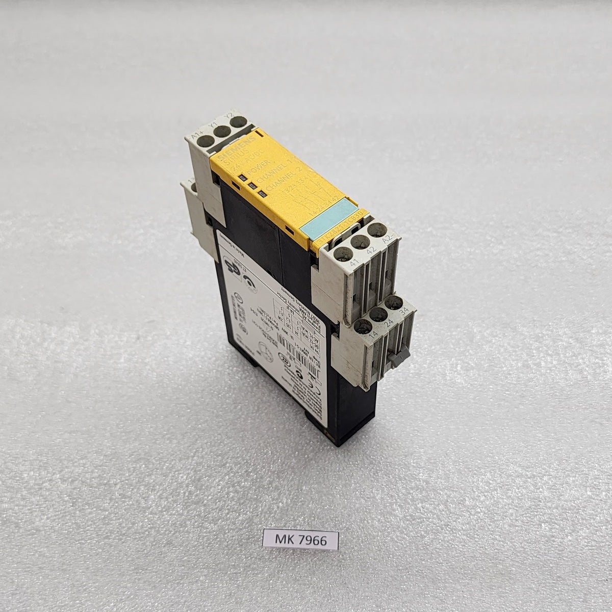 SIEMENS 3TK2821-1CB30 SAFETY RELAY