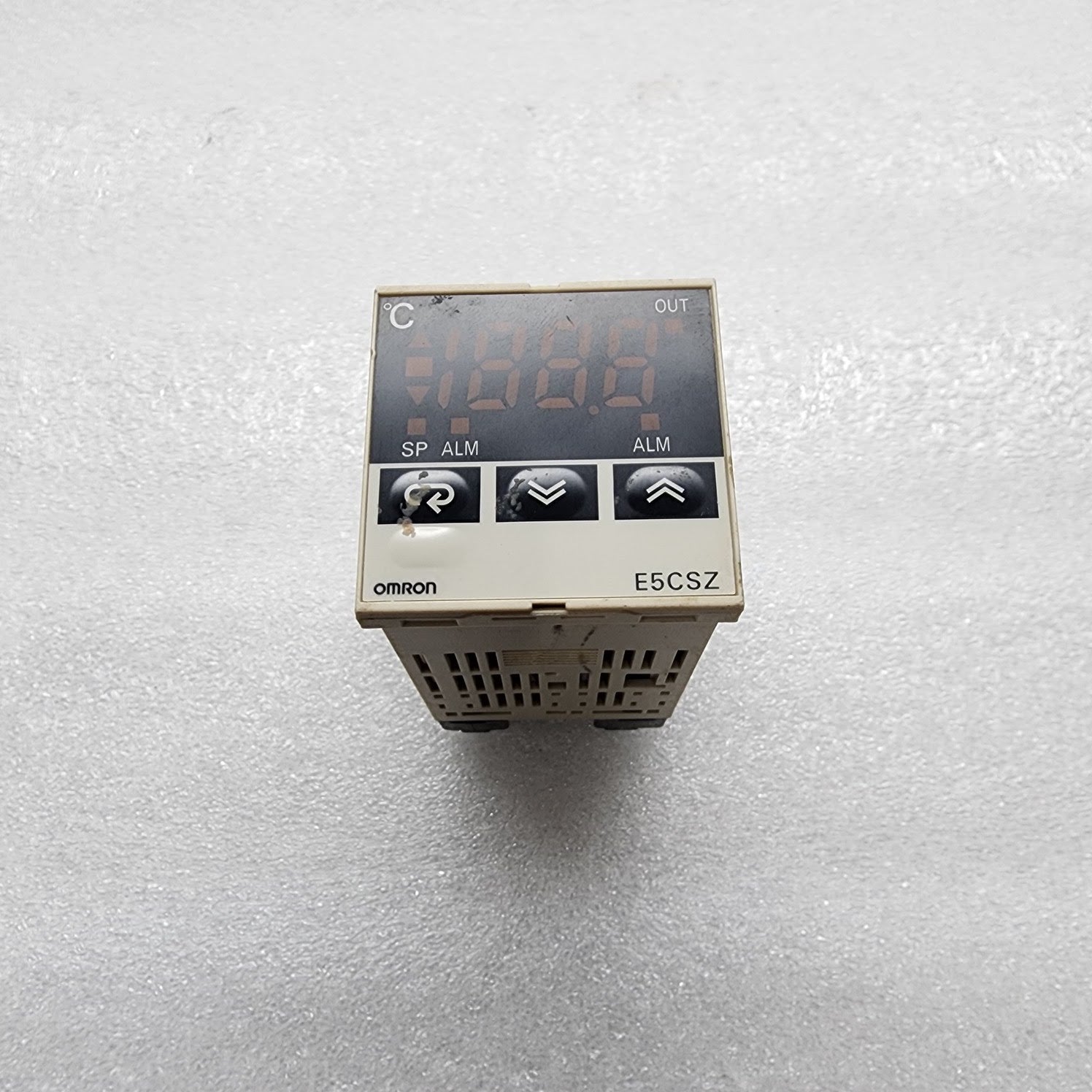 OMRON E5CSZ-R1T TEMPERATURE CONTROLLER 100-240V