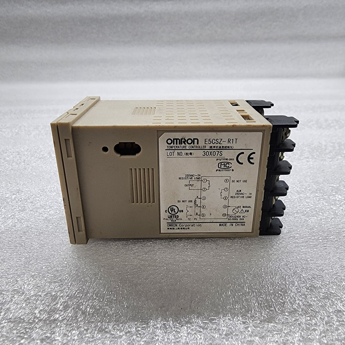 OMRON E5CSZ-R1T TEMPERATURE CONTROLLER 100-240V