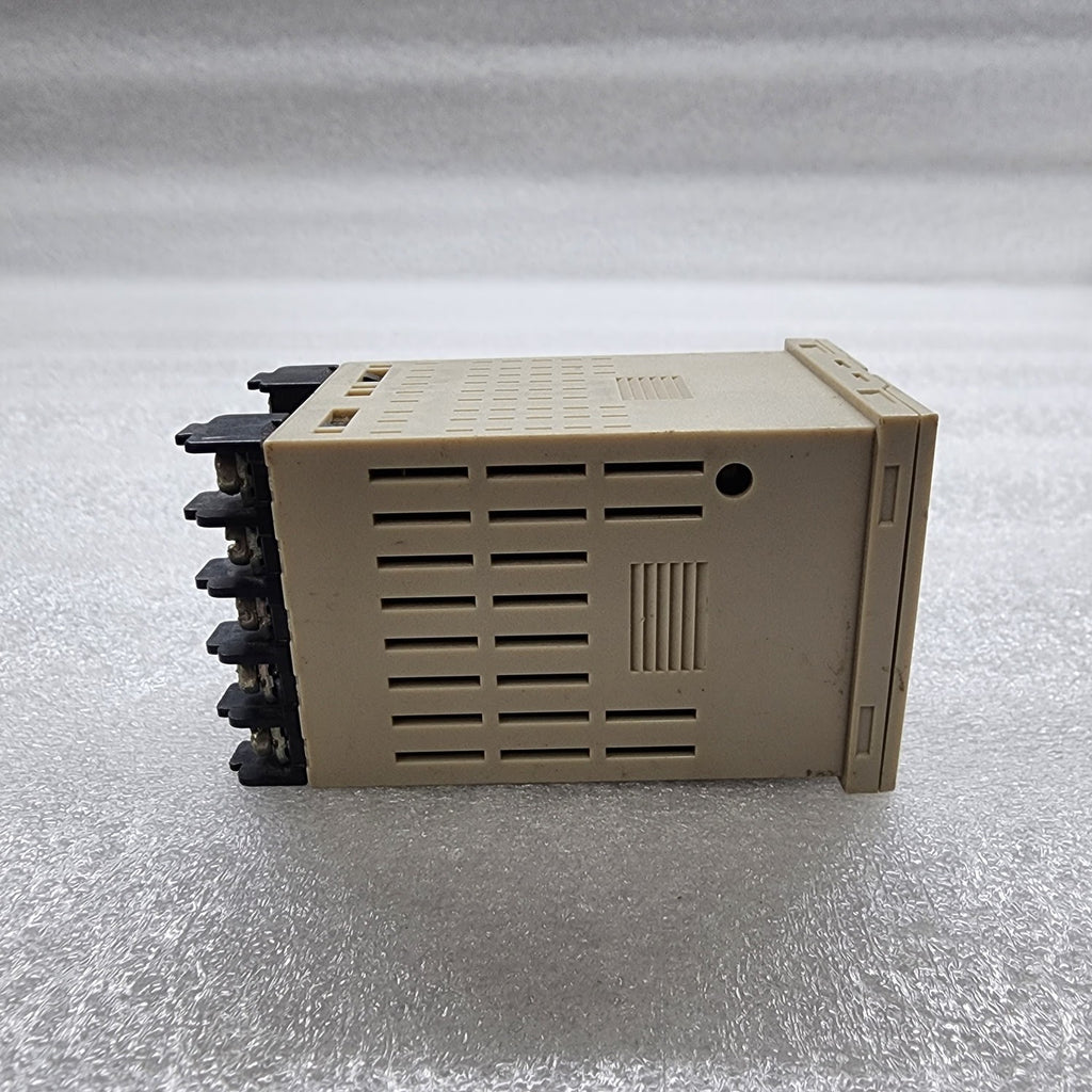 OMRON E5CSZ-R1T TEMPERATURE CONTROLLER 100-240V