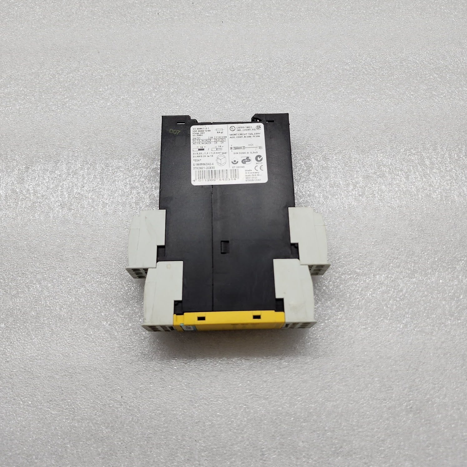 SIEMENS 3TK2821-2CB30 SAFETY RELAY