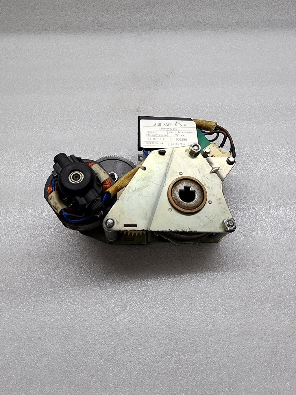 ABB 1SDA038324R1 GEARD MOTOR DEVICE 220/250V CC/CA ORIGINAL PART