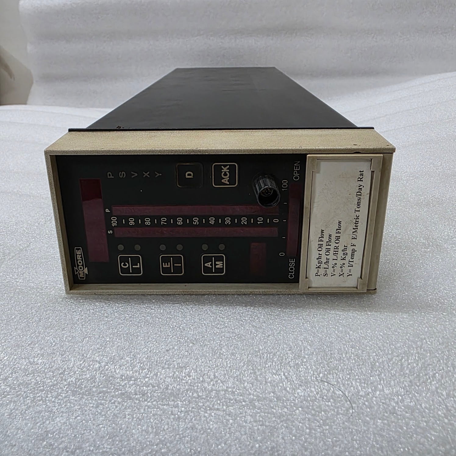 MOORE 15738-119 SINGLE LOOP DIGITAL CONTROLLER