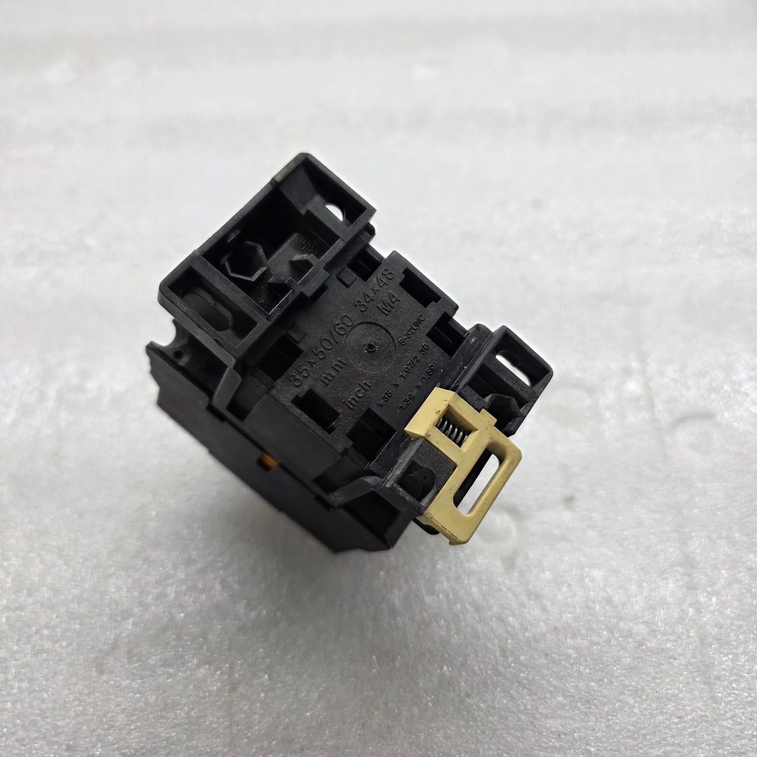TELEMECANIQUE CA2 DN 31 CONTACTOR 220-240V