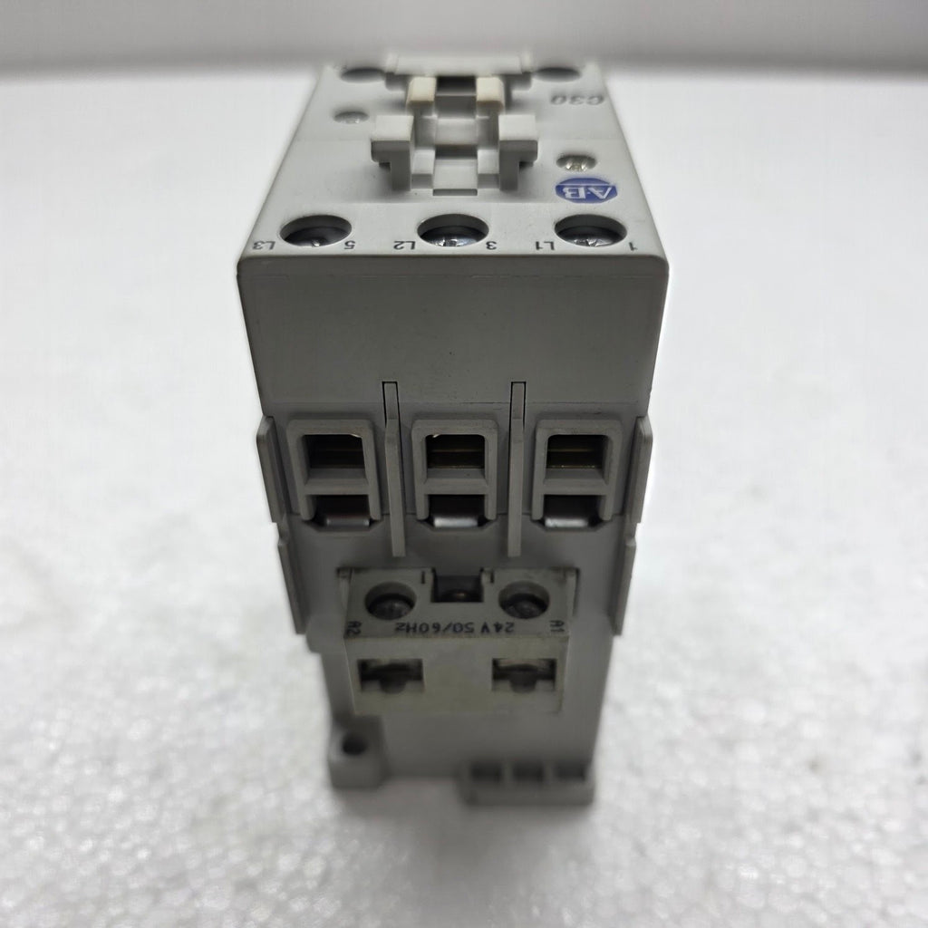 ALLEN BRADLEY CAT 100-C30-00  MAGNETIC CONTACTOR 24V AC
