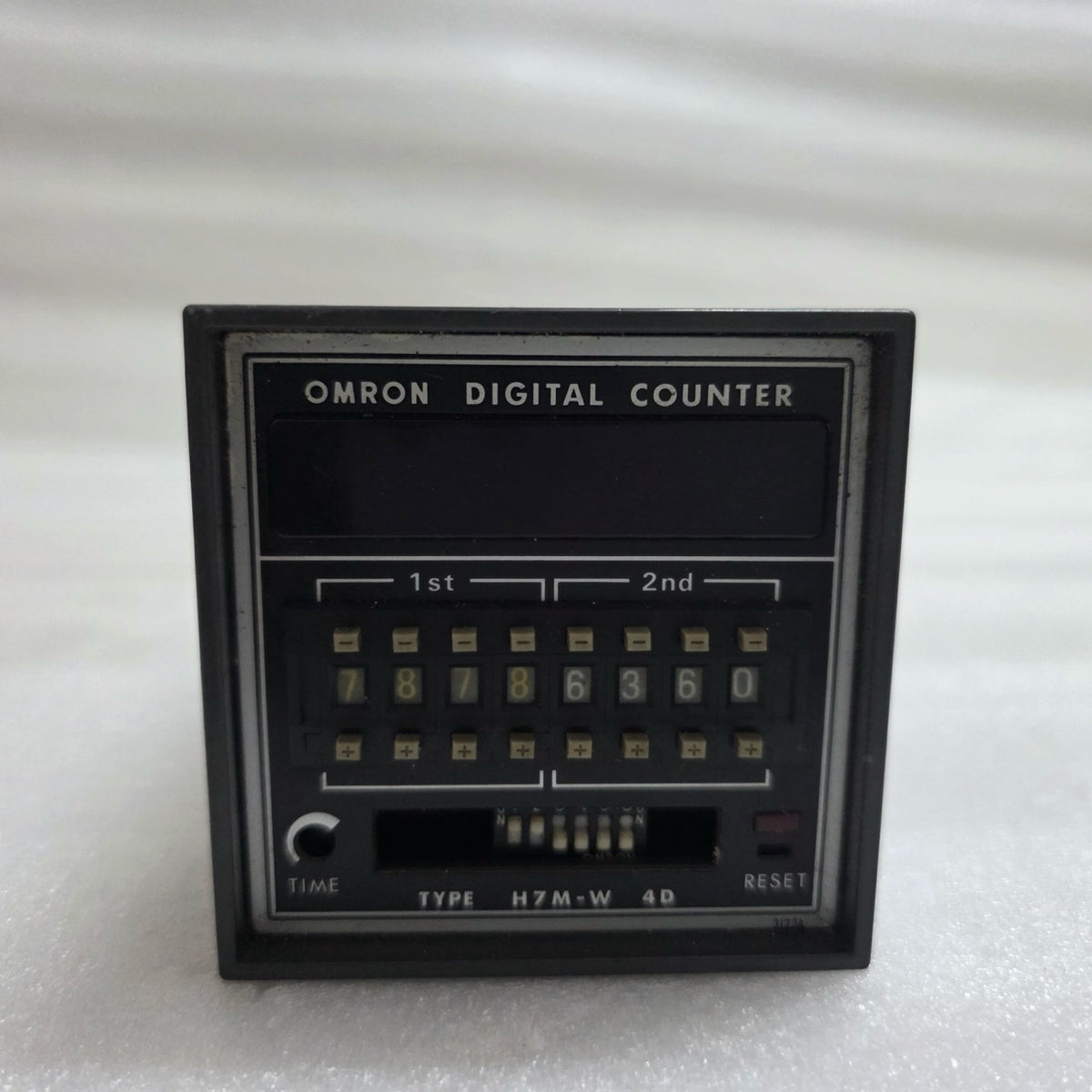 OMRON H7M-W 4D DIGITAL COUNTER / TIMER 100/200 VAC
