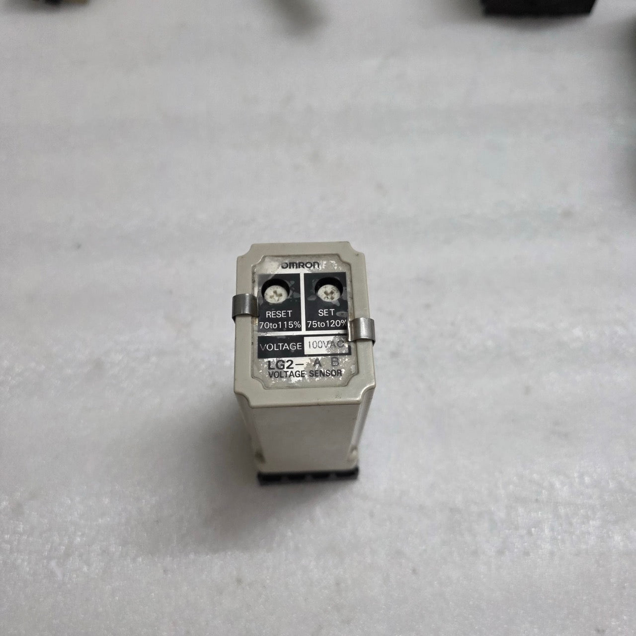 OMRON LG2-AB VOLTAGE SENSOR / VOLTAGE DETECTION RELAY 100V