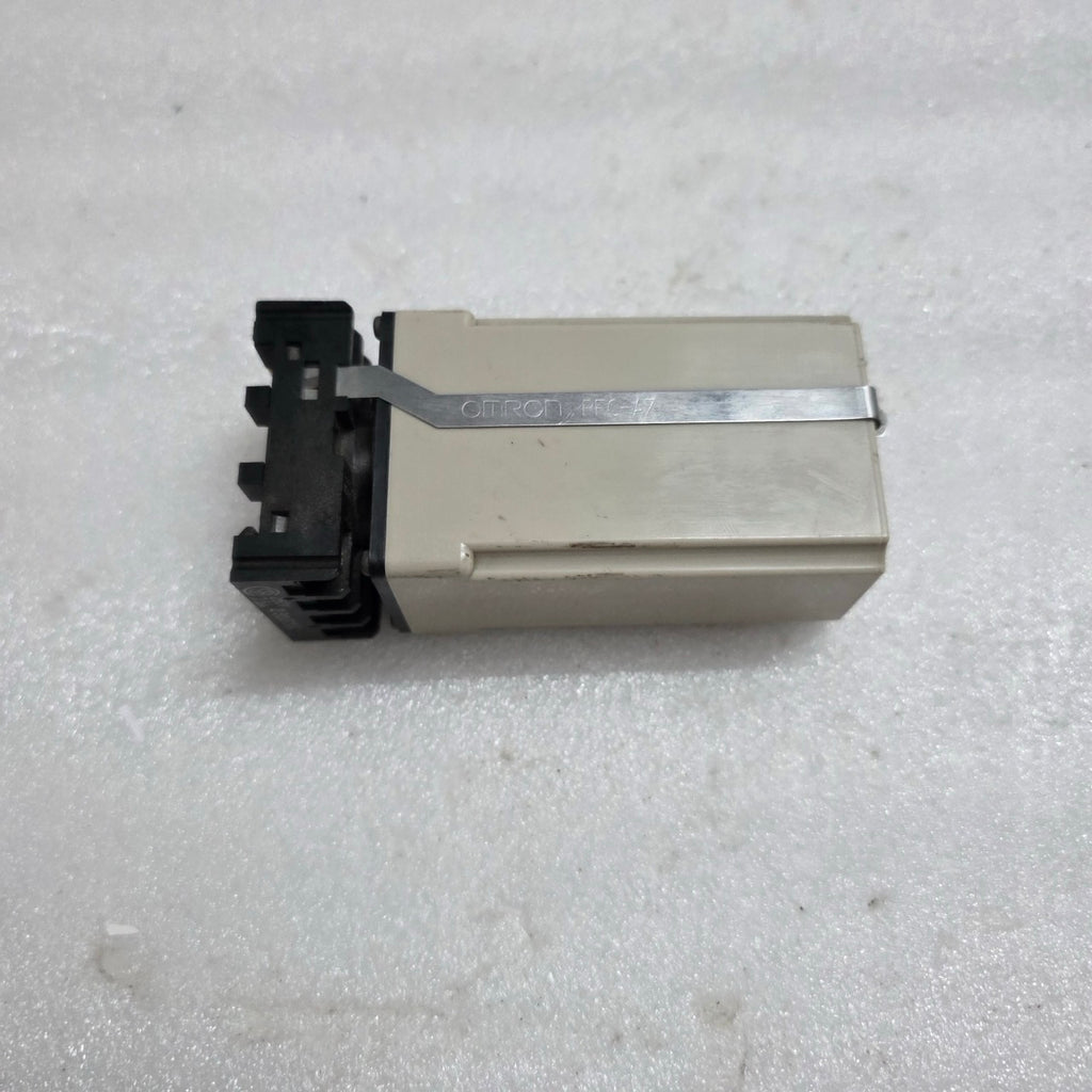 OMRON LG2-AB VOLTAGE SENSOR / VOLTAGE DETECTION RELAY 100V