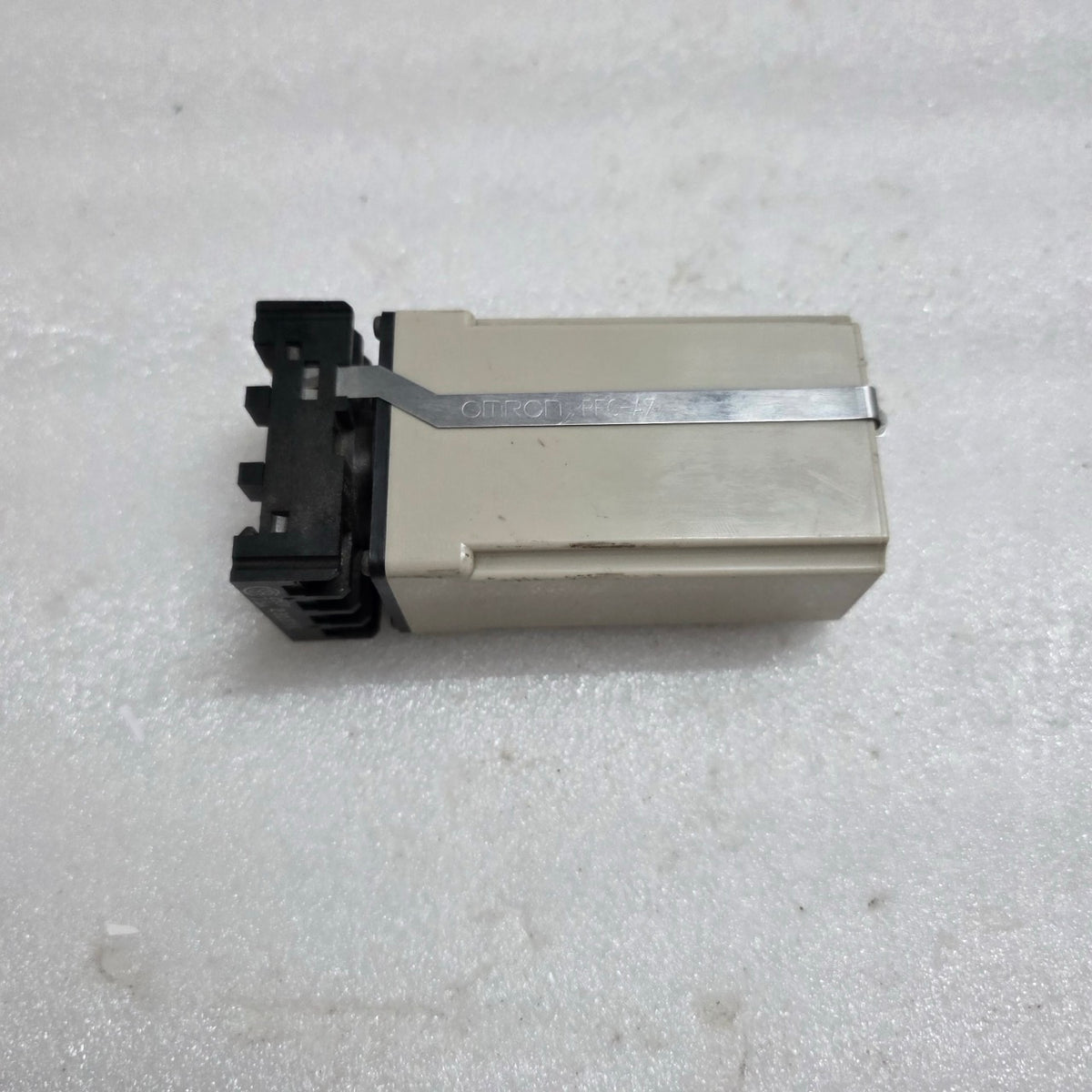 OMRON LG2-AB VOLTAGE SENSOR / VOLTAGE DETECTION RELAY 100V